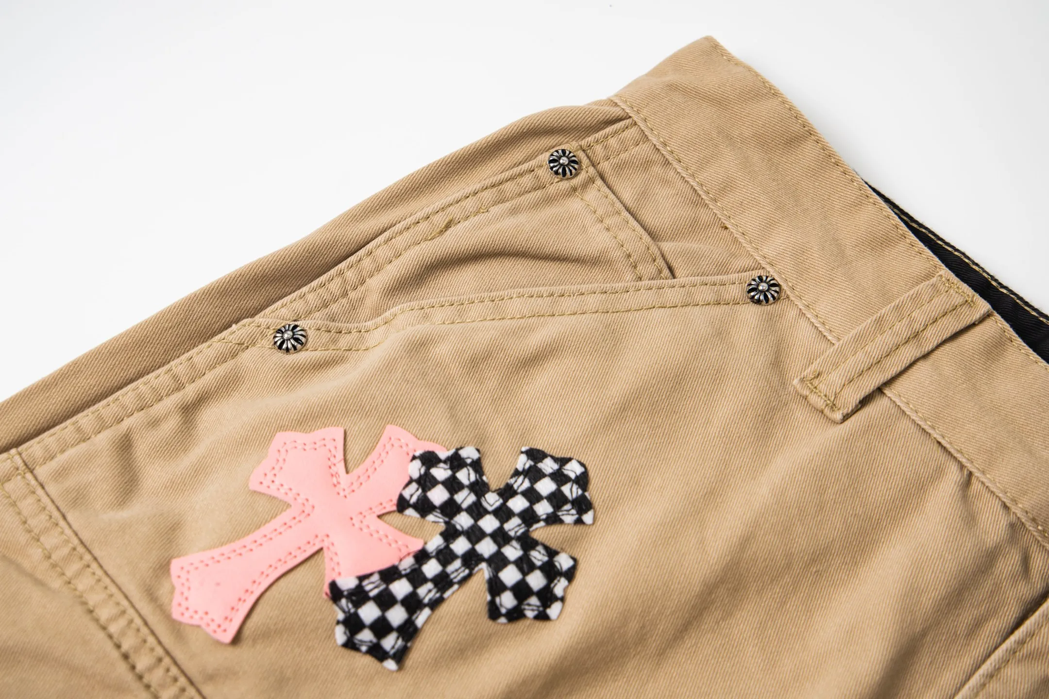P270 💰 (Top version) Chrome Hearts cherry blossom pink leather logging spliced ​​washed jeans, truly restores the ultimate vintage texture, three-dimensional version, loose and comfortable, not picky about the figure, taller and slimmer, factory precision, original quality control, same style for men and women, can be matched with couples, versatile recommendation, must-have jeans for all seasons, fashionable people have been disappointed. From the quality selection of fabrics, the tailoring of details, and the matching of patterns, they are all impeccable! The upper body is so handsome when worn...it can be easily worn by men, women and children! The craftsmanship is made of heavy-duty washed pure cotton denim fabric. After washing, it is soft and thick and looks very stylish when worn. Color: Khaki Size: 28-30-32-34 (corresponds to S-M-L-XL)